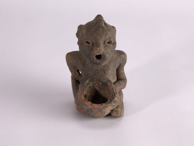 Pipe bowl in the shape of a seated human